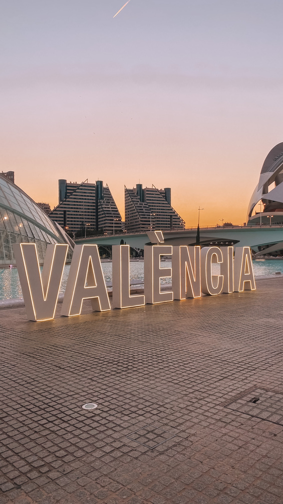 Valencia bord met zonsondergang bij Ciudad de las Artes y las Ciencias