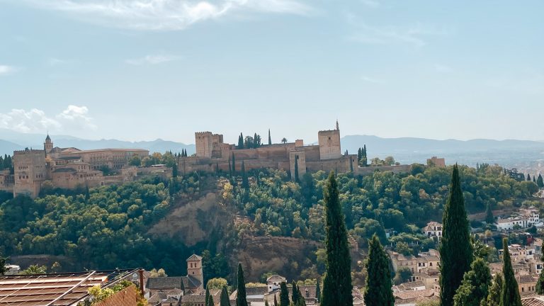 Mirador de San Nicolas met uitzicht op het Alhambra in Granada Spanje