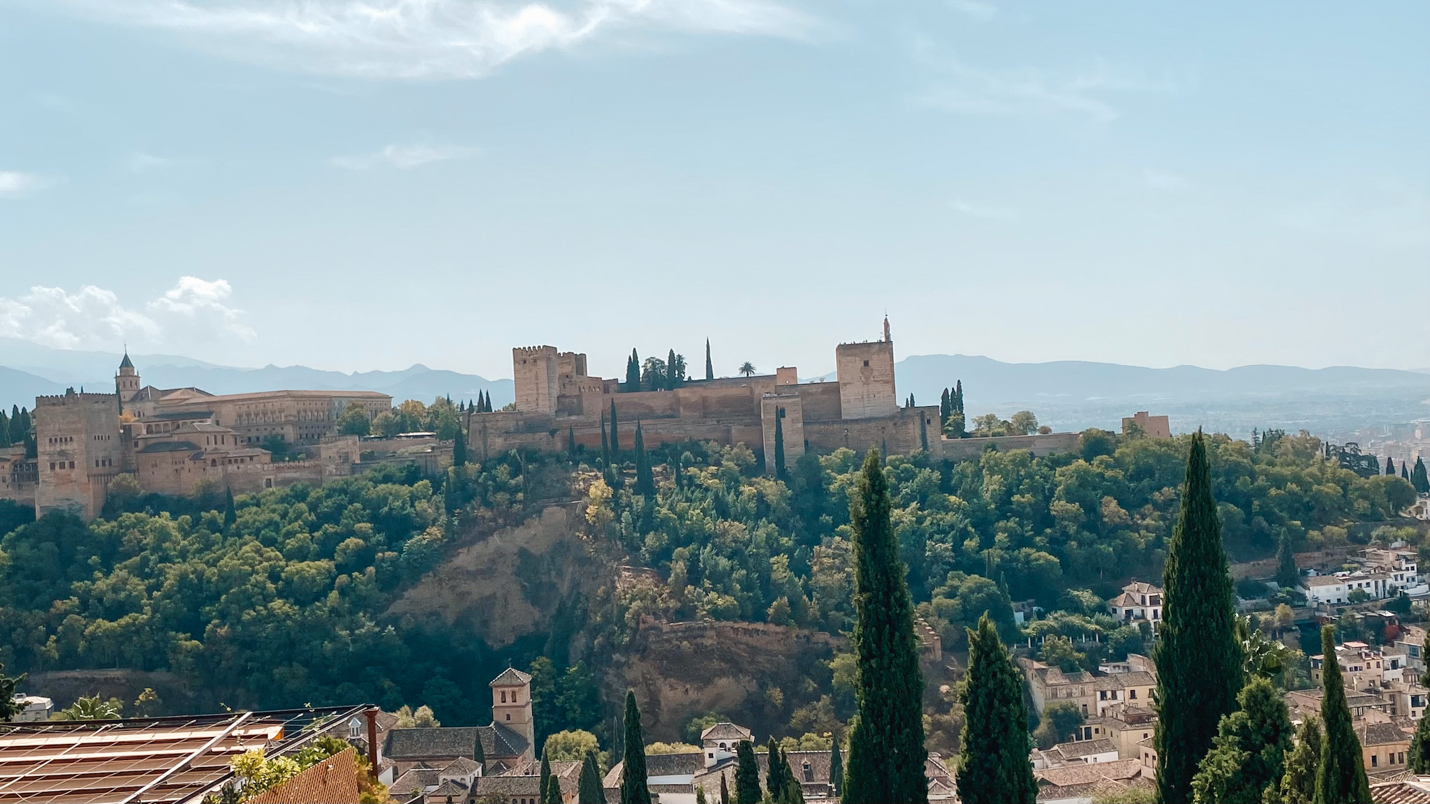 Mirador de San Nicolas met uitzicht op het Alhambra in Granada Spanje