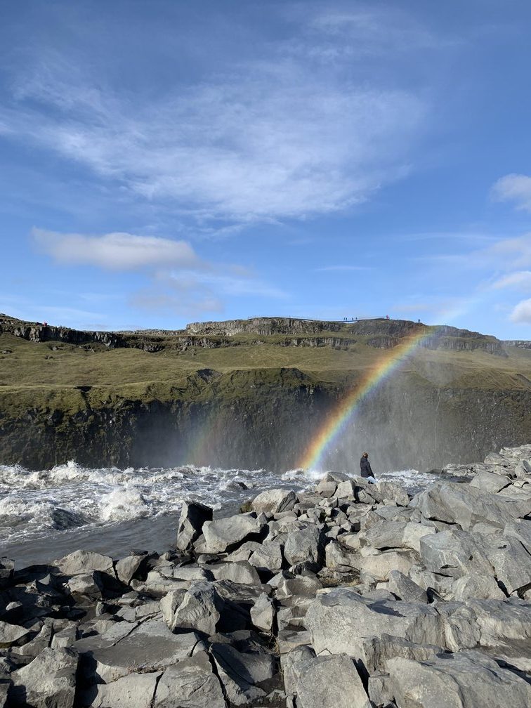 Detifoss regenboog in Ijsland