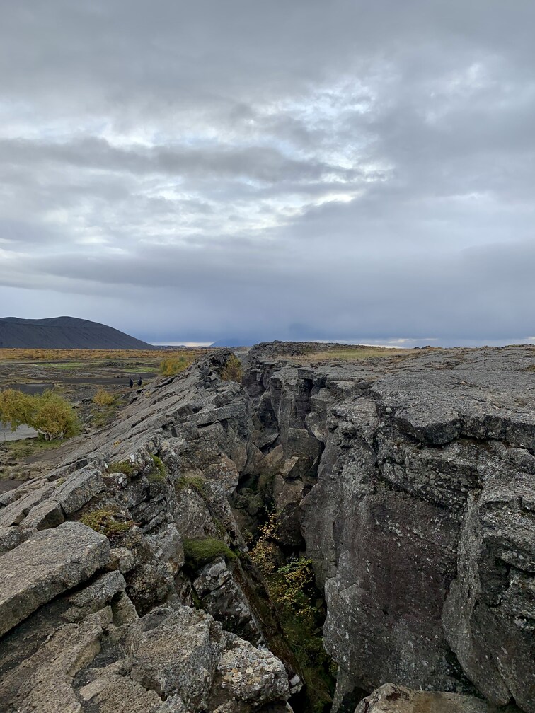 Bovenop Grotagja cave in Ijsland