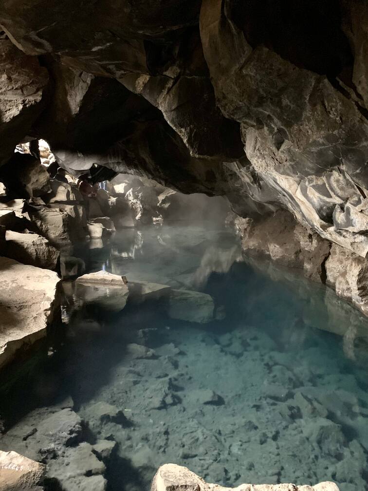 Grotagja cave in Ijsland warmwaterbron
