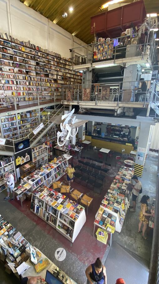 LX factory boekenwinkel in lissabon Portugal