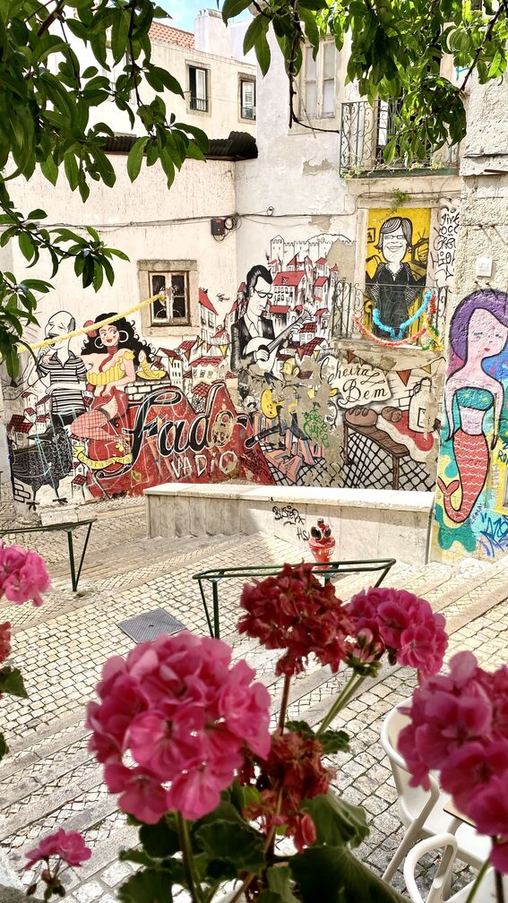 streetart fado in Alfama Lissabon Portugal