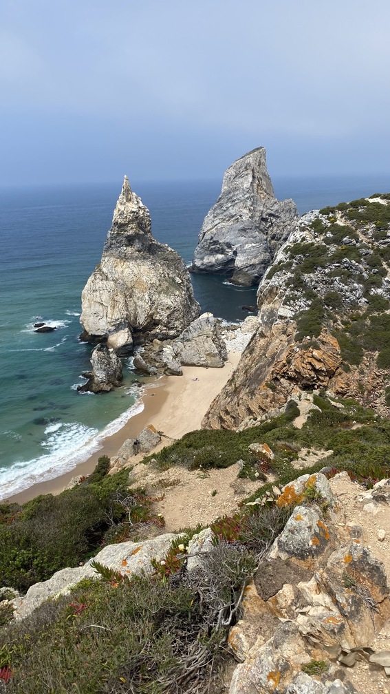 Praia da ursa strand aan de kust van Portugal