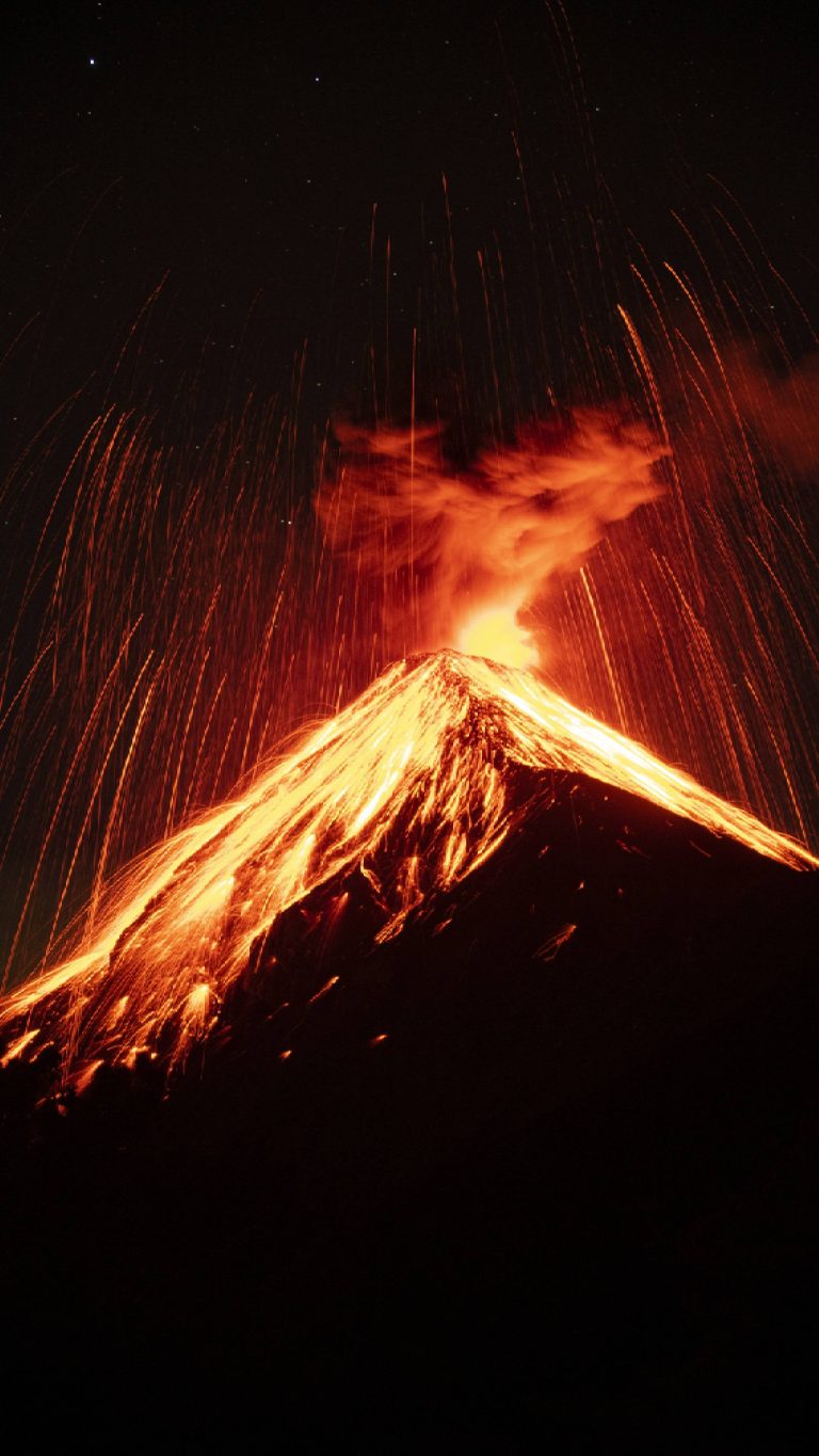 Uitbarsting Fuego vulkaan met lava