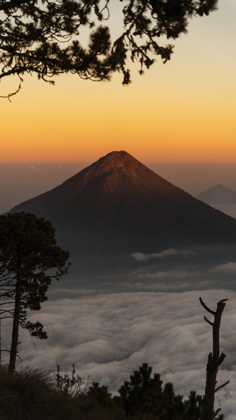 Acatenango vulkaan in Guatemala met zonsondergang