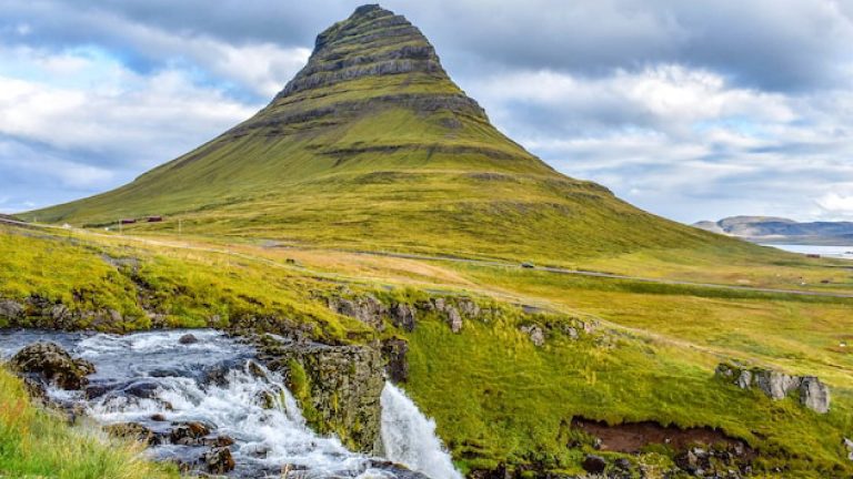 Kirkjufell berg in IJsland met waterval