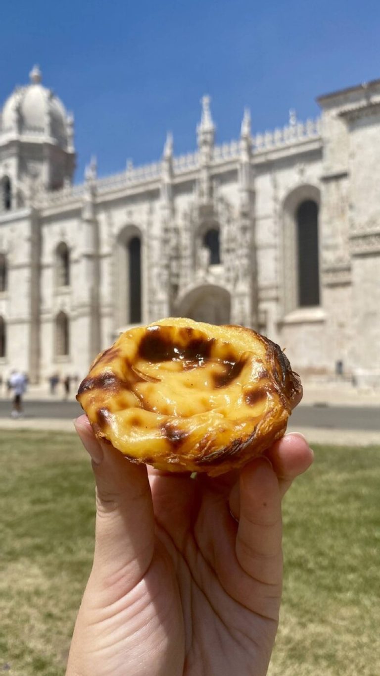 Pastel de nata van Pasteis de Nata bij het Jeronimos klooster in Lissabon Portugal