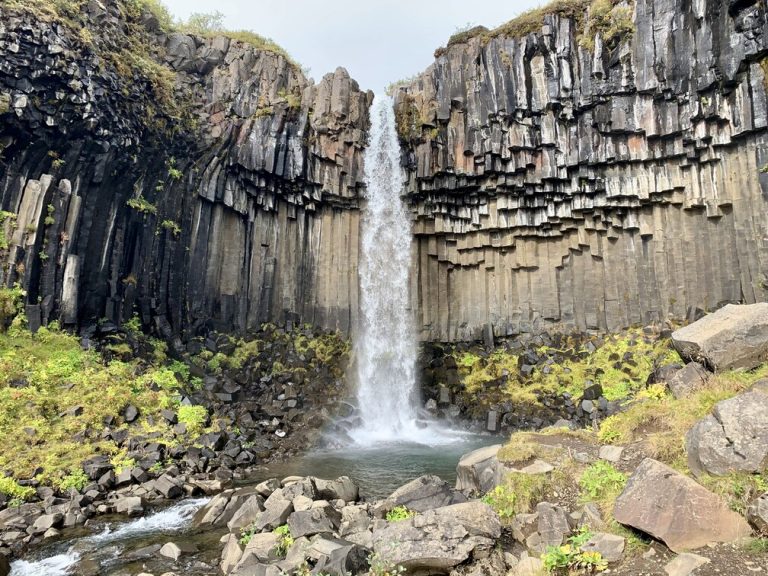 svartifoss waterval in Ijsland