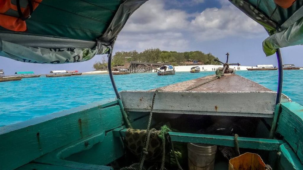 met de boot naar prison island bij Zanzibar Tanzania Afrika