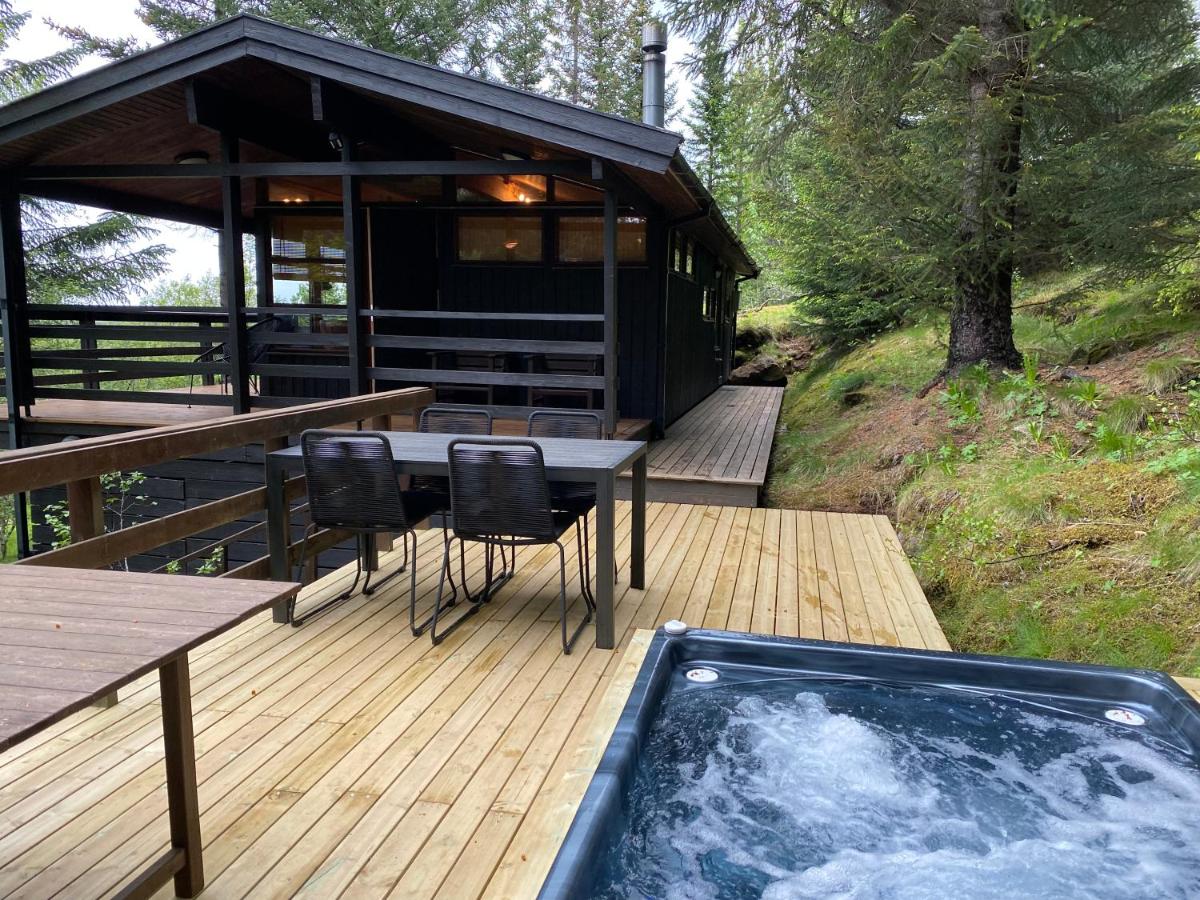 Cabin Close to Blue Lagoon with hot tube outside