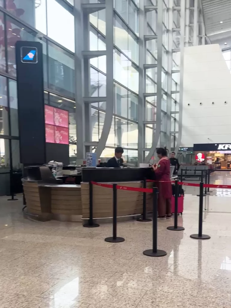 Desk at Guanghzhou airport for free hotel